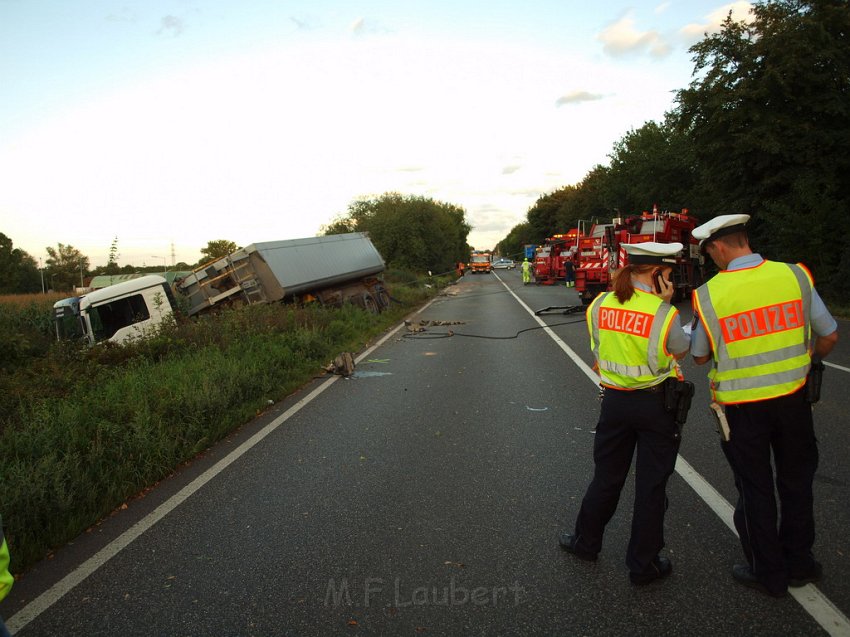 Schwerer VU Koeln Immendorf Kerkraderstr P447.JPG